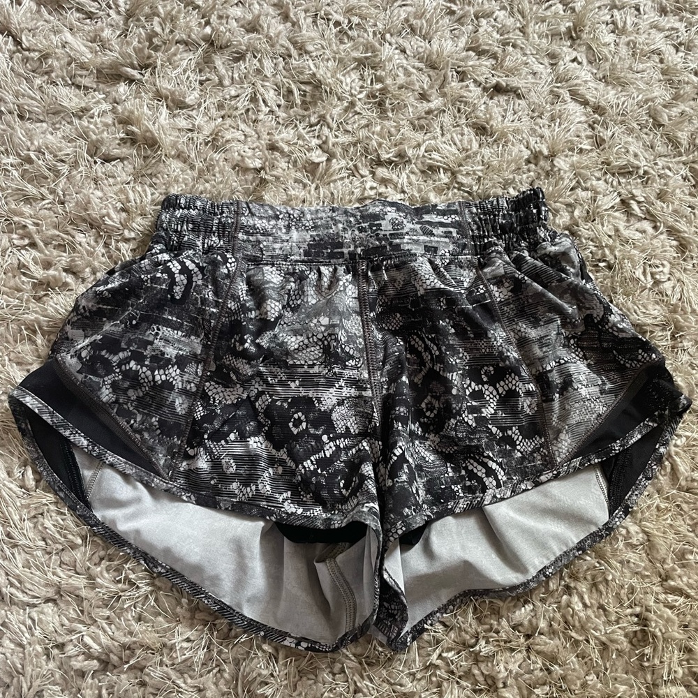 Lulu Lemon Hotty Hot Low-Rise Lined Short 2.5"